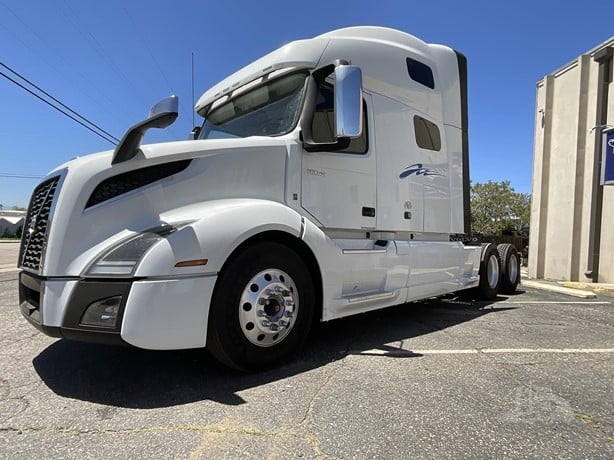 2022 VOLVO VNL64T760